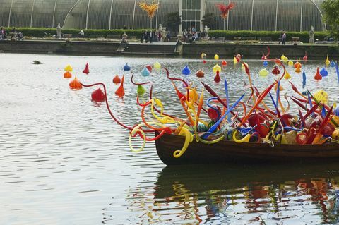 Temža Skiff Dale Chihuly pred Kráľovskou botanickou záhradou Palm House, Kew, Surrey, Anglicko, Spojené kráľovstvo