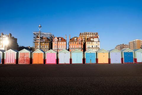 Farebné chaty na pláži proti modrej oblohe
