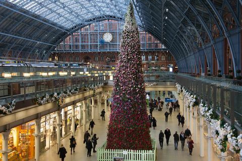 47 ft kvetinový vianočný strom odhalený na medzinárodnej stanici St Pancras v Londýne.