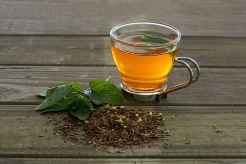 Šálka ​​čaju rooibos na drevenej doske