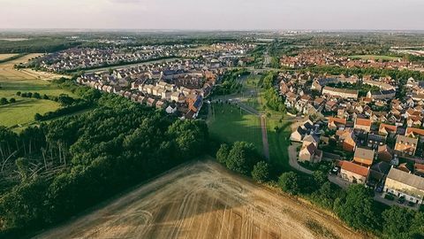 Poľnohospodárska oblasť podľa mesta proti oblohe, Milton Keynes