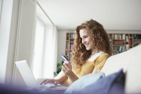 Usmievavá žena doma nakupovať online