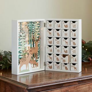 Zimný lesný rozkladací drevený adventný kalendár