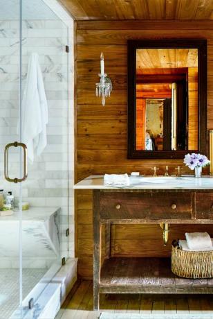 drevená kúpeľňa s mramorovou sprchou