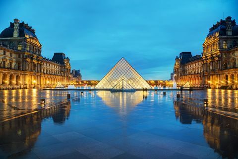 Louvre pyramída v Paríži vo Francúzsku