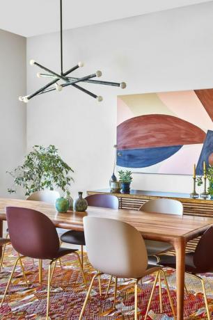 jedáleň s kilim kobercom a farebnými stoličkami