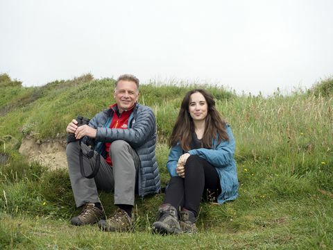 chris packham, megan mccubbin na vrchole útesu v llangrannogu