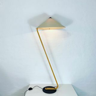 Stojaca lampa so krémovým odtieňom