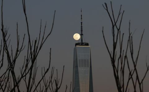 Východ mesiaca nad dolným Manhattanom v New Yorku