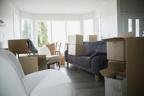 Presúvanie skríň a nábytku v obývacej izbe