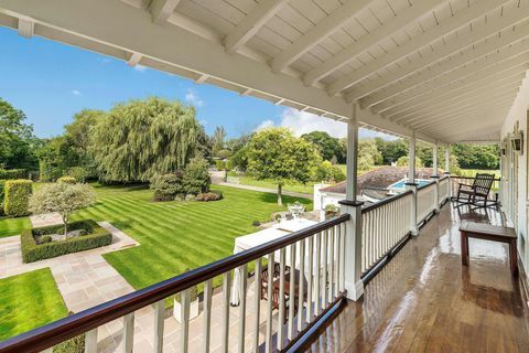 Russen, Cranbourne Grange, hatchetová dráha, Winkfield, Berkshire GARDEN BALCONY