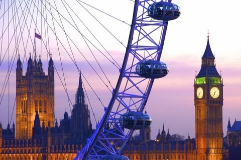 London Eye za súmraku s Big Benom v pozadí