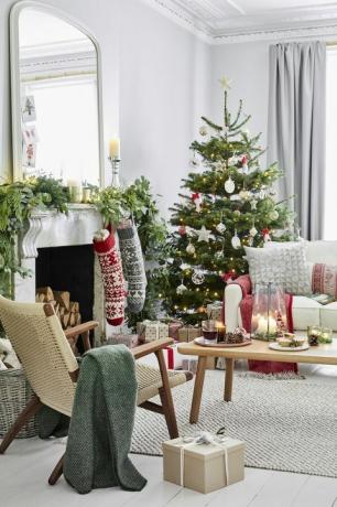 Zdobená obývacia izba s pančuchami a vianočným stromčekom