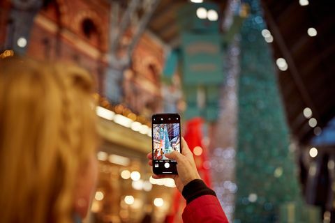 Spoločnosť Tiffany & Co. a Coty spolupracujú so spoločnosťou St Pancras International na predstavení svojho prvého voňavého vianočného stromu a voňavkárstva