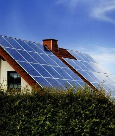moderný dom so solárnymi panelmi