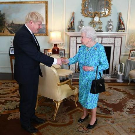 kráľovná Alžbeta boris johnson