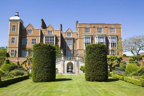 Hatfield House je anglický majestátny dom vo veľkom parku s rozlohou 42 akrov v Hertfordshire, ktorý zobrazuje východnú fasádu a záhrady, ktoré sú len príležitostne otvorené v jakobejskom štýle zámok, ktorý postavil Robert Cecil v roku 1611, a zostal v rodine Cecil od tej doby, čo je jeho veľkolepé umiestnenie a architektúra ho urobila nevyhnutnosťou pre mnoho filmov, vrátane Shakespeara v láske, Batman a Batman II., Zlatý vek a mnoho ďalších kráľovná Alžbeta. Veľkú časť svojho raného života som strávila v rezidencii v Hatfielde. Hovorí sa, že práve tu „panna kráľovná“, keď sa v roku nášho pána, 1558, sedela pod dubom v parku, dozvedela, že sa stala kráľovnou Anglicka a Írska po smrti svojej nevlastnej sestry Mary dobrý priestor na kopírovanie