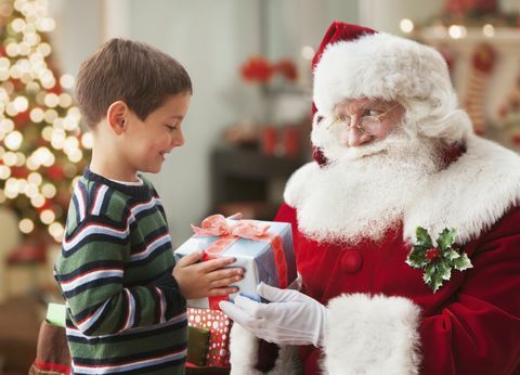 Santa dáva belošský chlapec vianočný darček