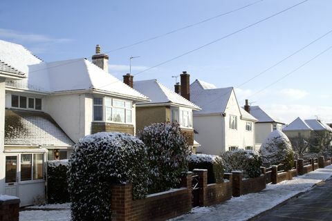 Rad anglických domov pokrytých tenkou vrstvou snehu.