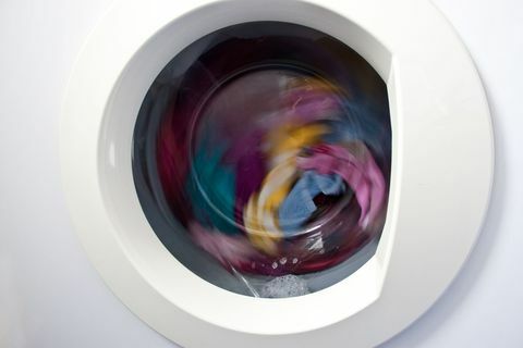Farebné prádlo sa točí v práčke.