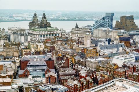vyvýšený pohľad na ikonickú panorámu Liverpoolu z vnútrozemia, s výhľadom na more, čas skorého západu slnka, je možné vidieť východný vír v diaľke, vrátane dokov Birkenhead, seacombe, kráľovskej budovy pečene, troch grácií a wallasey3 november 2015