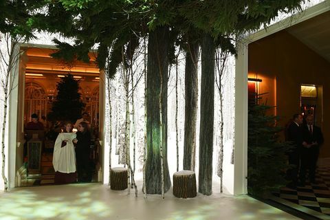 Celkový pohľad na atmosféru na Claridge's Christmas Tree 2016 Party so stromom, ktorý navrhli Sir Jony Ive a Marc Newson, v hoteli Claridge's 19. novembra 2016 v Londýne v Anglicku.