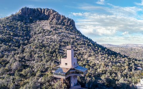 Falcon Nest, najvyšší rodinný dom na svete postavený na svahu Prescott, arizonský Thumb Butte