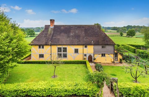 Malebná chata uvedená na zozname II. Triedy, Froggats Cottage, v Surrey, ktorá sa objavila na nedávnej epizóde Útek do krajiny BBC, je teraz na trhu za 1,6 milióna GBP. 