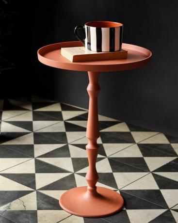 Oranžový bočný stolík s textúrou