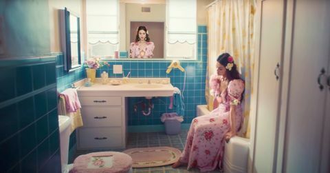 kúpeľňa z hudobného videa „de una vez“ od Seleny Gomez