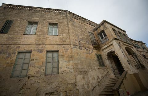 Valletta, Malta 26. novembra exteriér vily Guardamangia je videný 26. novembra 2015 vo Vallette, Malta vila na okraji mesta z Valletty a ktorý chátral, je jediný dom mimo Veľkej Británie, v ktorom sídlil britský panovník v kráľovnej nehnuteľnosť, keď jej manžel, vojvoda z Edinburghu, bol umiestnený na Malte ako fotografia slúžiaceho dôstojníka kráľovského námorníctva od Matt Cardygetty snímky