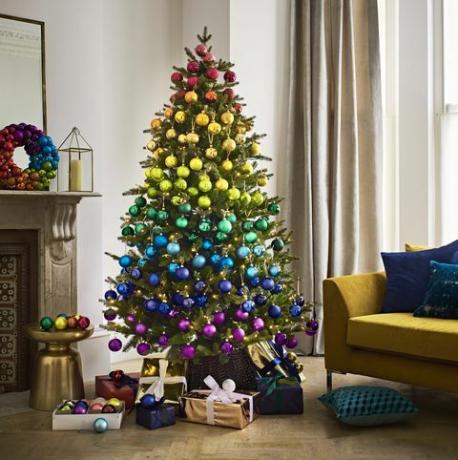 Dúhový vianočný stromček s farebnými ozdoby a veniec - John Lewis - Vianoce 2018