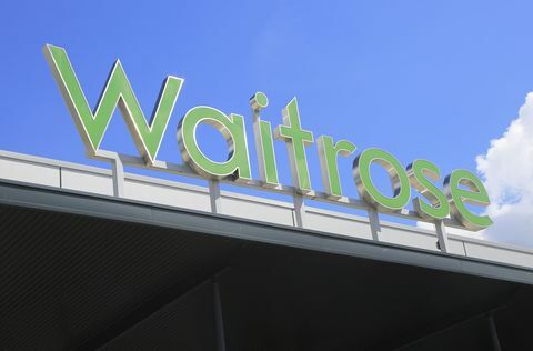Zelená Waitrose supermarket shop podpísať proti modrej oblohe, Ipswich, Suffolk, Anglicko
