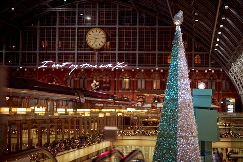 Spoločnosť Tiffany & Co. a Coty spolupracujú so spoločnosťou St Pancras International na predstavení svojho prvého voňavého vianočného stromu a voňavkárstva