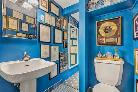 Susan sarandon má modrú kúpeľňu, kde ukazuje svoje ceny