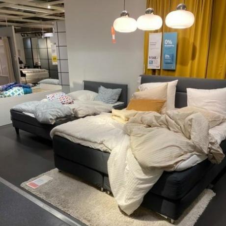 nakupujúci a zamestnanci ikea nasnežili v dánskom obchode