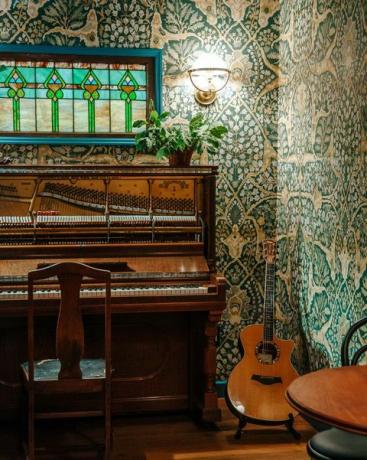 hudobná miestnosť, zelené kvetinové tapety, klavír