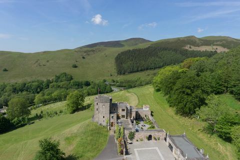 Castell Gyrn - zámok so 6 spálňami vo Walese