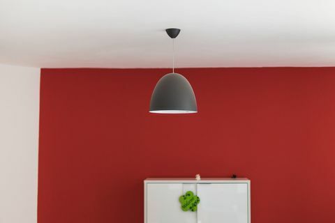 Lampa visí na strope domu
