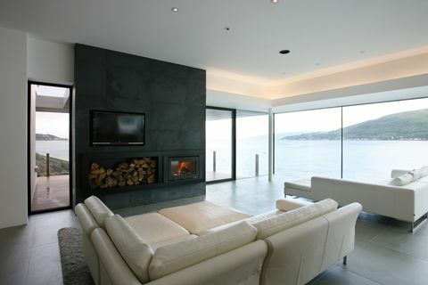 Elegantný otvorený priestor obývacej izby s horákom na guľatinu