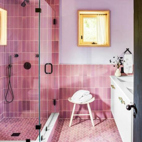 ružová a fialová moderná kúpeľňa