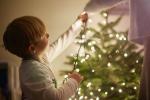 Ako zavesiť vianočné svetlá na váš strom