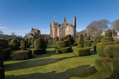 Hrad Earlshall - St. Andrews - topiary - Škótsko - Savills