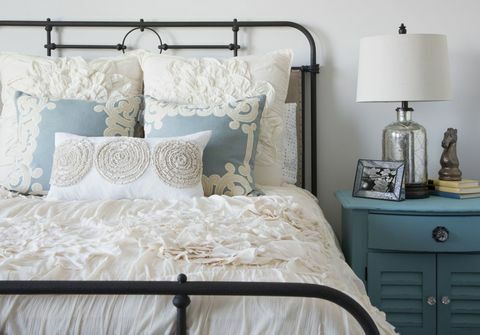 Elegantná spálňa s bielymi a modrými izbami.